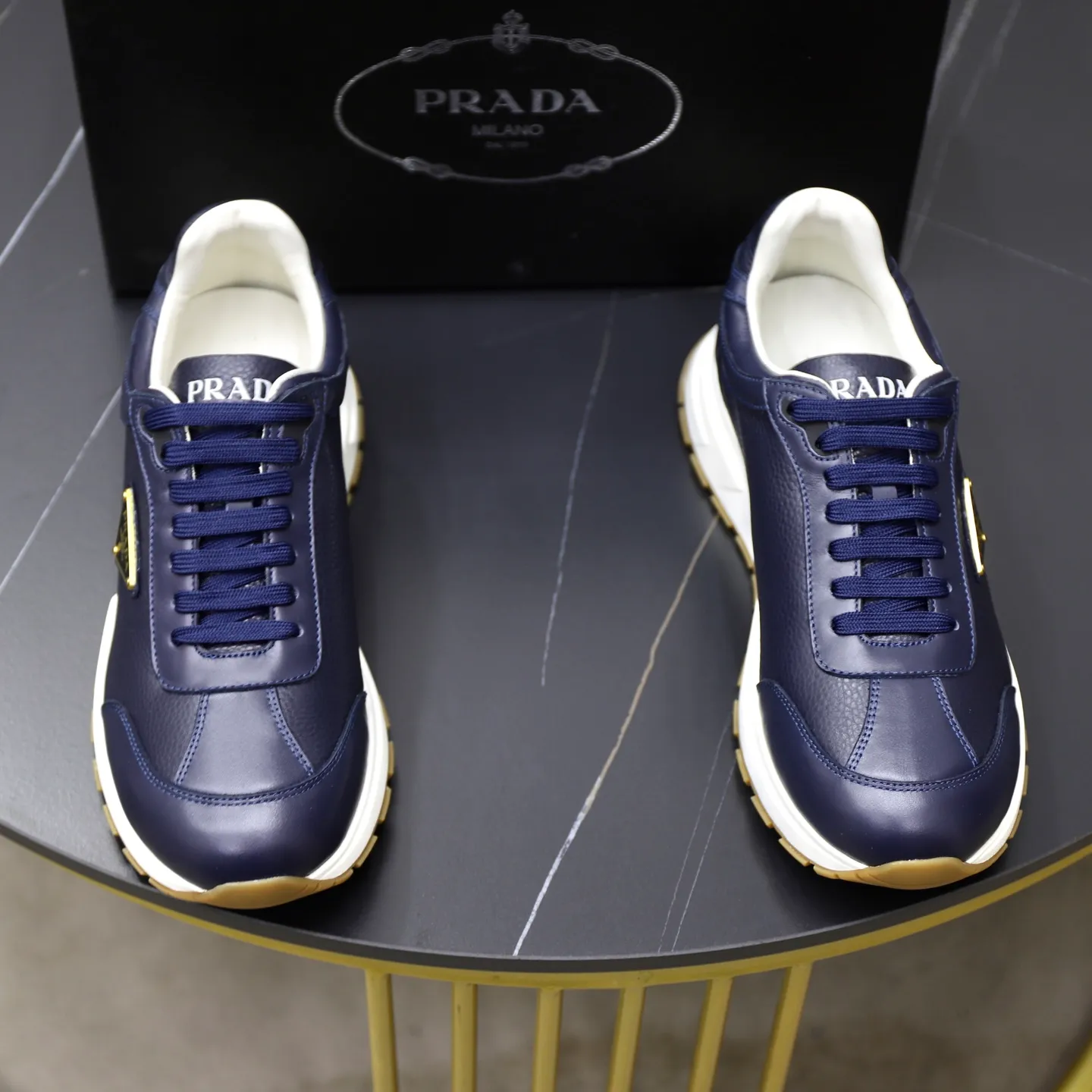 Factory price: 760💰Top original order Brand: PRADA (Prada) Standard code: Men's size 38/44 (45 can be customized) Grade: Same as the official website Material: Original cowhide stitching imported cowhide lining Original combination two-color wear-resistant soft outsole Style category: Leisure and sports version Young fashion European and American trend British style Color: Real picture color